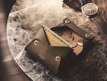 【6000円台で買える日本の傑作】本革でこの価格は衝撃！「国産名門タンナーのヌメ革を使用」レヴェルのミニ財布が凄すぎる