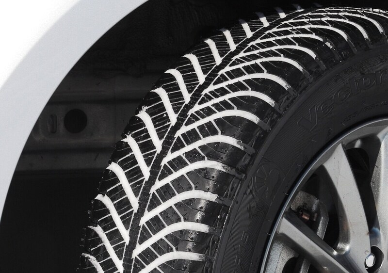 特徴的なトレッドがガッチリと雪を噛むことでグリップを確保する