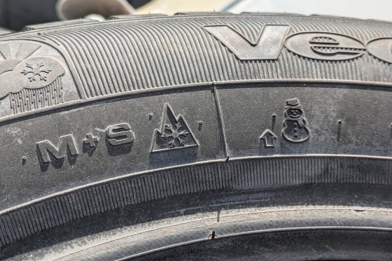 左のふたつがＭ＋Ｓとスノーフレークのマーク。右の雪だるまマークは冬用タイヤの摩耗限界を示す場所が溝の中にあるのを表している。