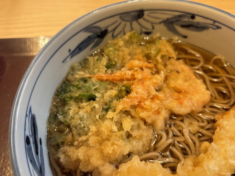 天丼同様、メインは「姫甘えびとわさび菜のかき揚げ」