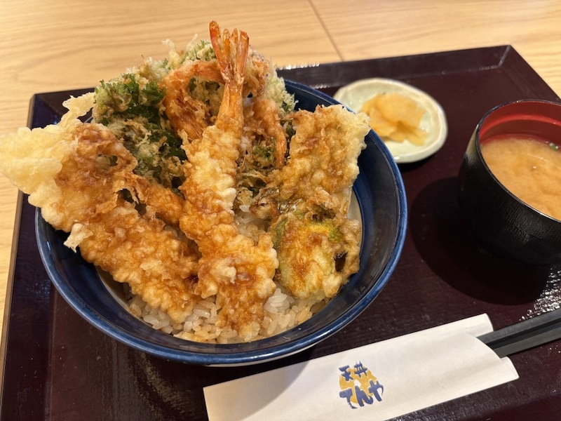 【1090円】てんやの「早春海老天丼」は海老が旨いのは当然！ 旬の「芽キャベツ」も主役級にヤバい…進化した“麺つゆ”と合わせて実食レポ