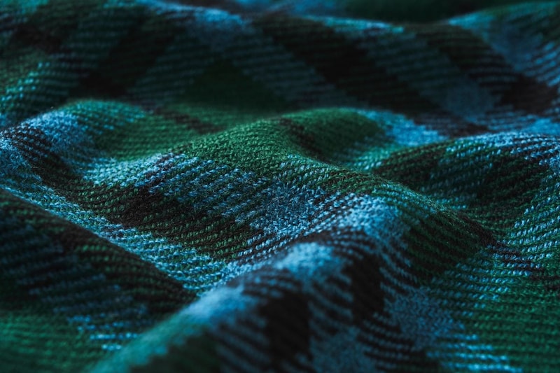 タータンチェックが鮮やかで、一点投入するだけでコーディネートが華やかになる存在