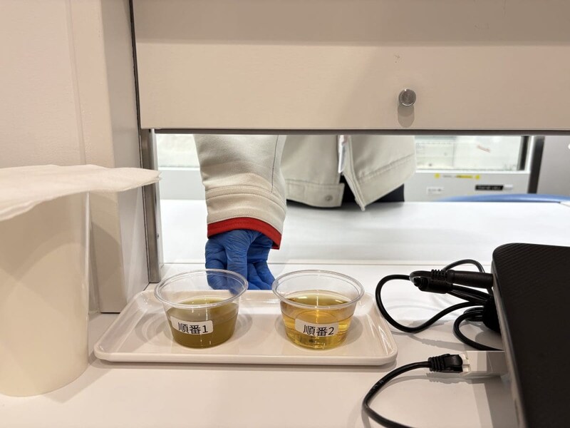 目の前の小窓からサンプルが