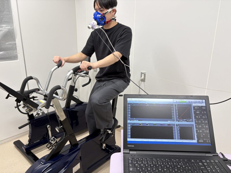 エルゴメーターという運動用の自転車で、こぐ強さを細かく調整できる