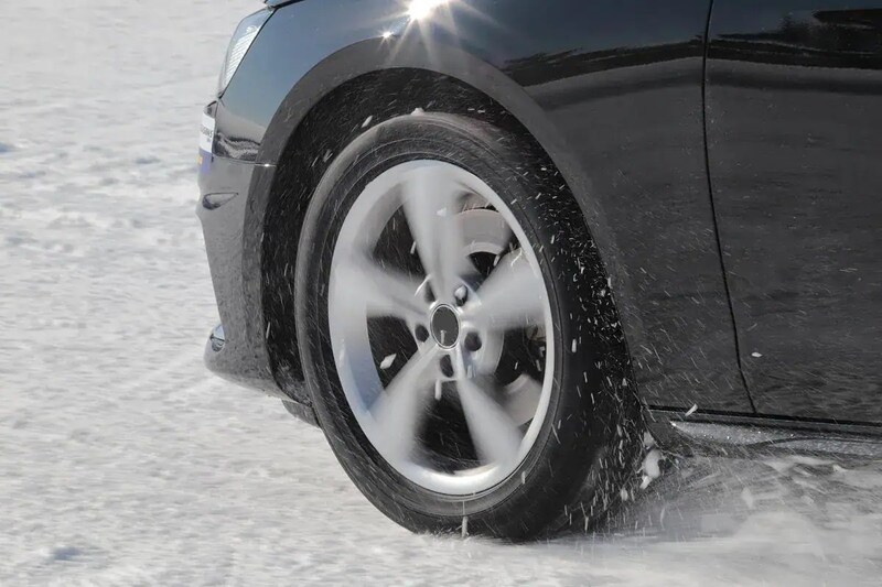 「夏タイヤで雪道」は立派な法律違反