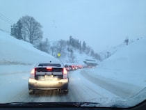 【意外と知らない】関東で積雪！「夏タイヤ」での走行は“違反”!? 反則金は…スタッドレスでも通れない「チェーン規制」を解説