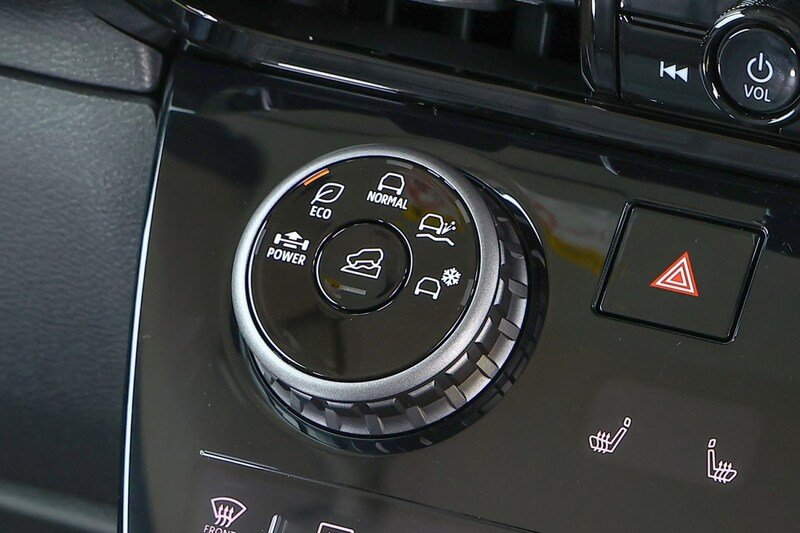 「パワー「」エコ「」ノーマル」の他4WDモデル専用の「グラベル」「スノー」が選べるモードセレクターを初装備