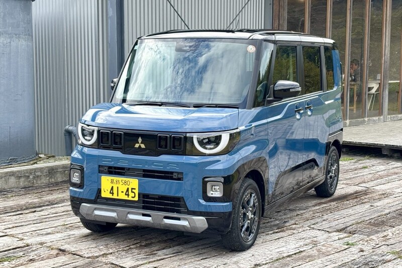 目ヂカラ3割増しの「濃厚デリカ顔」の他、ボンネットにフェンダーまで専用化