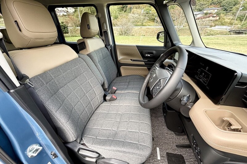 プレミアムはシートヒーターにステアリングヒーターまで標準装備