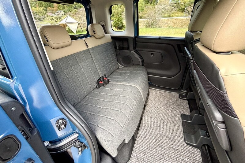 シート生地は上質なソファのごとき撥水表皮を採用する