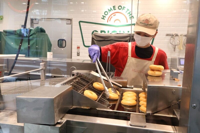 ガラス越しにドーナツを製造する過程が見える「ドーナツシアター」