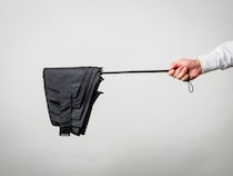 【たたむのが面倒…な人へ】3秒でパタパタ整う!? 「形態安定」折りたたみ傘が快適すぎる