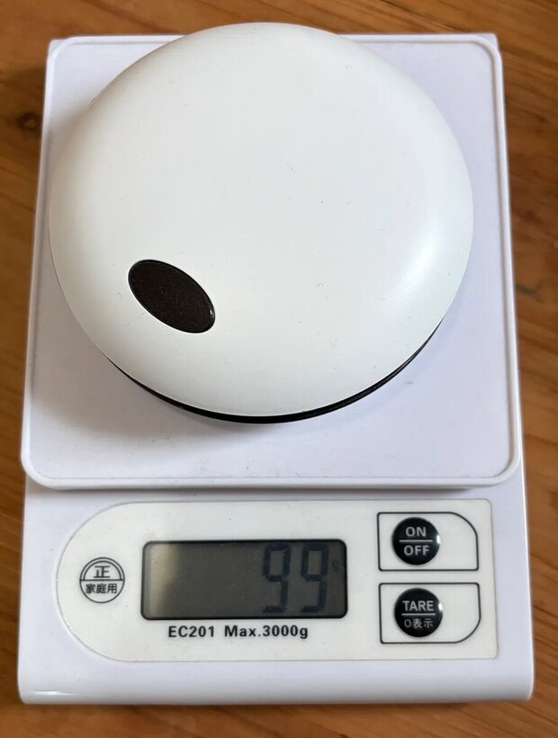 直径89mmで高さは33mmだから大人の手のひらに収まってしまうほどコンパクトサイズで、重さは100gほどの超軽量タイプ