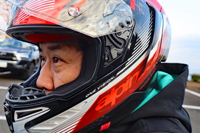 開口部はサイドパートも深く、これによって頭を大きく動かすことなく、視線移動だけの素早い確認が可能となる