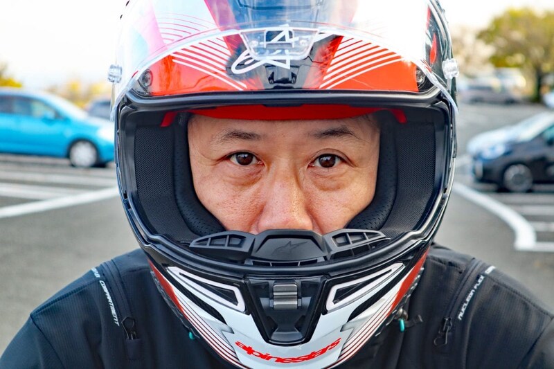 開口部が広く取られているので、左右の状況が確認しやすく、後方を確認する際も大きく首を動かす必要がないのもポイント