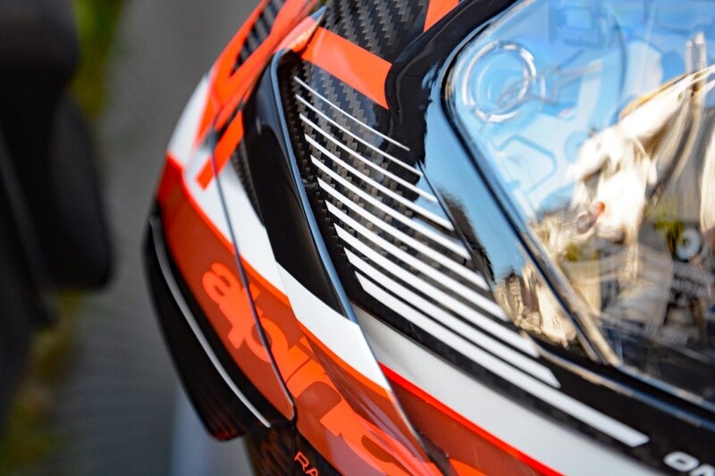 他のヘルメットには見られない個性的かつ機能的なウイングスポイラーも採用されている。