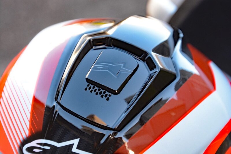 頭頂部には確かな効果を発揮してくれる大型のベンチレーションシステムを搭載