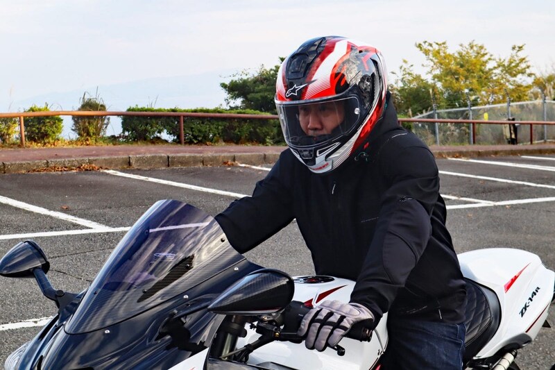 一般的なヘルメットよりも軽量で、首を上下左右に振っても重さによる負担が少なく、長時間ライドの際の首への負担を軽減してくれる