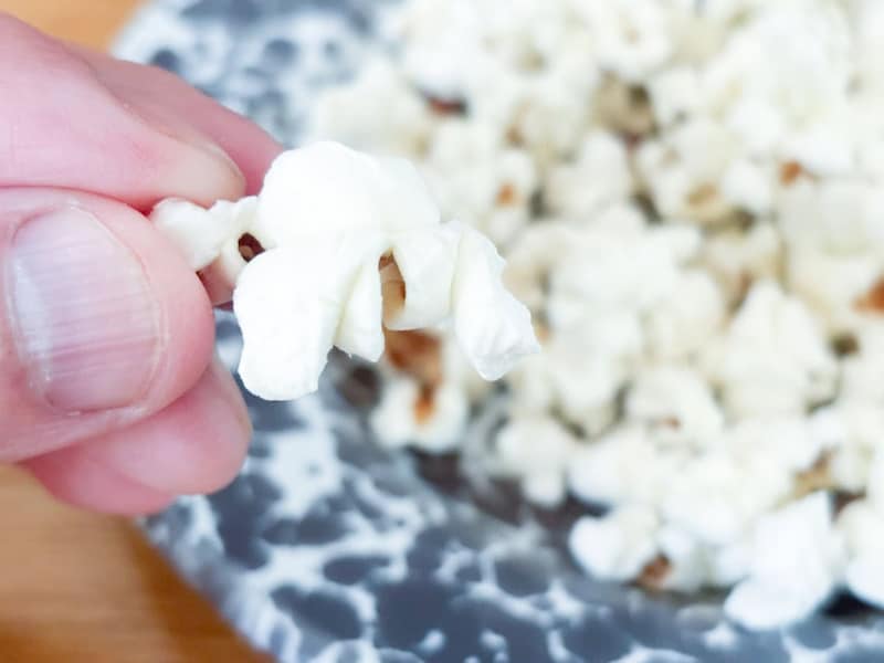 フランス産の塩がいいのか、かなりあっさりしていて、油気も少ないのが特長的。塩加減絶妙のポップコーンです