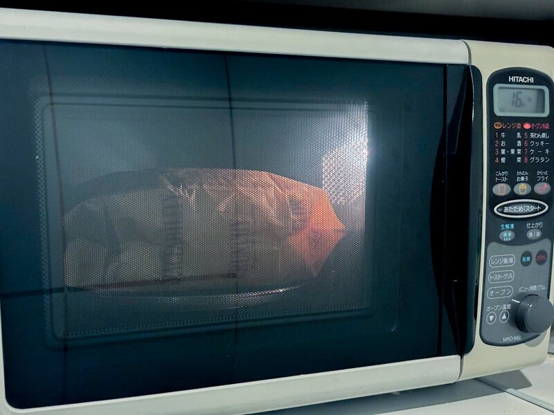 畳んだ状態のまま「UP」と書いてある面を上にしてレンチンするだけ！　袋が膨らみコーンのはじける音が途切れてきたらできあがり