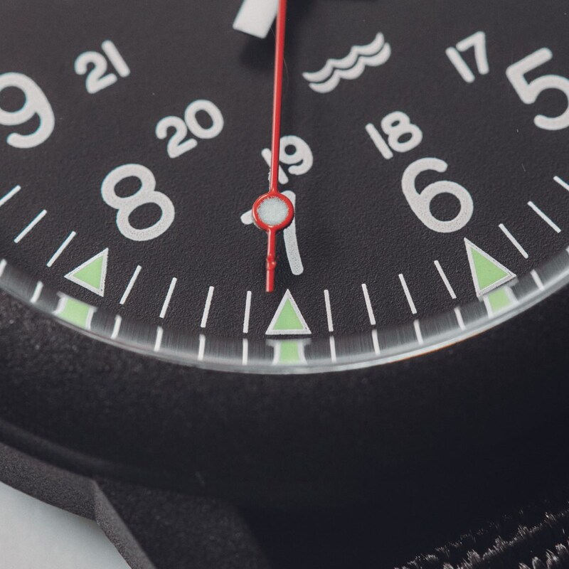 赤い秒針がアクセント