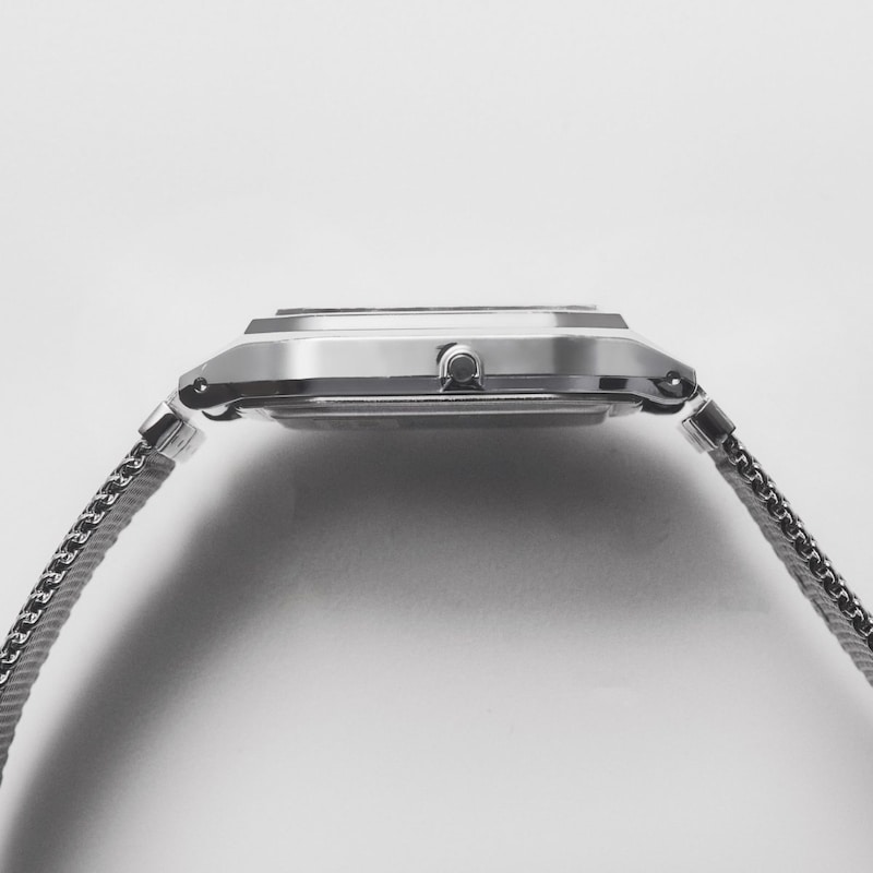 装着感が心地いい軽量薄型ケース