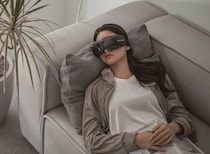 【冬の天敵、疲れ目・クマを撃退】「目が死んでる」と言わせない！“塗る、温める、震える”最新アイケアを美容ジャーナリストが厳選