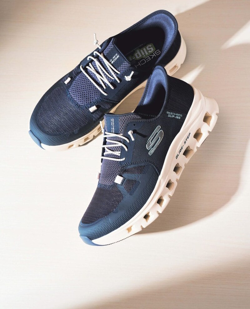 【1万円台の正解シューズ】履いた瞬間「コレ、最高」。スケッチャーズの“手を使わず履ける”新作は勝手に足が進む傑作だった