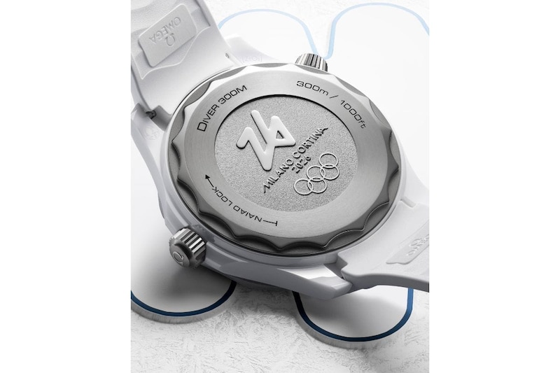 オリンピックへのオマージュは、グレード5チタン製ケースバックにも刻まれている