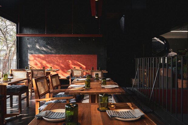 リクレイムドチェアを使用したPizza 4P'sインド・バンガロール店