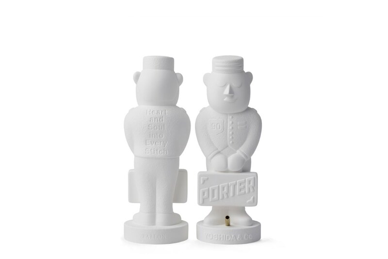 ポーターくんの胸に90周年のエンブレム、背中には吉田カバンのモットーである「一針入魂」を意味する「Heart and Soul into Every Stitch」の文字を表現