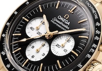 【シックに目を引く“逆パンダ”】オメガ不動のアイコン手巻き「スピードマスター」の新作が美しすぎる！