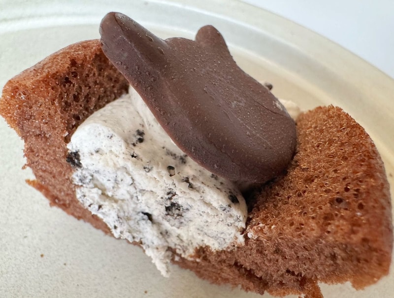 オムレット生地とクリームのふわっと感と、ココアクランチやビスケットのザクザク食感のコントラストも楽しい！