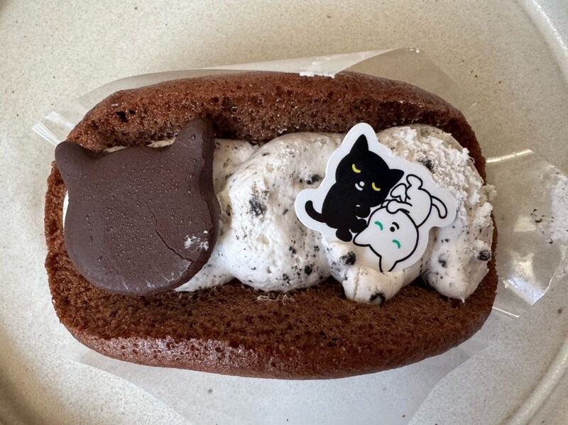 ヤマトグルーㇷ゚でおなじみの「クロネコ・シロネコ」のキャラクターがあしらわれた、ワンハンドスイーツ