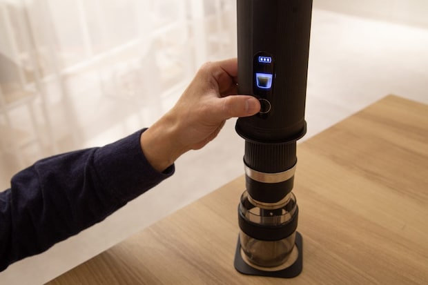 充電式ポータブルマシンだから、どこにだって持ち運べ、時間や手間を短縮し、ワンタッチでドリップコーヒーが楽しめるんです