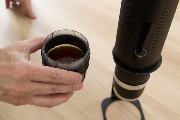 まるでバリスタが目の前で注いでくれたような深い味わいを再現する全自動コーヒーメーカー「REVONIA」