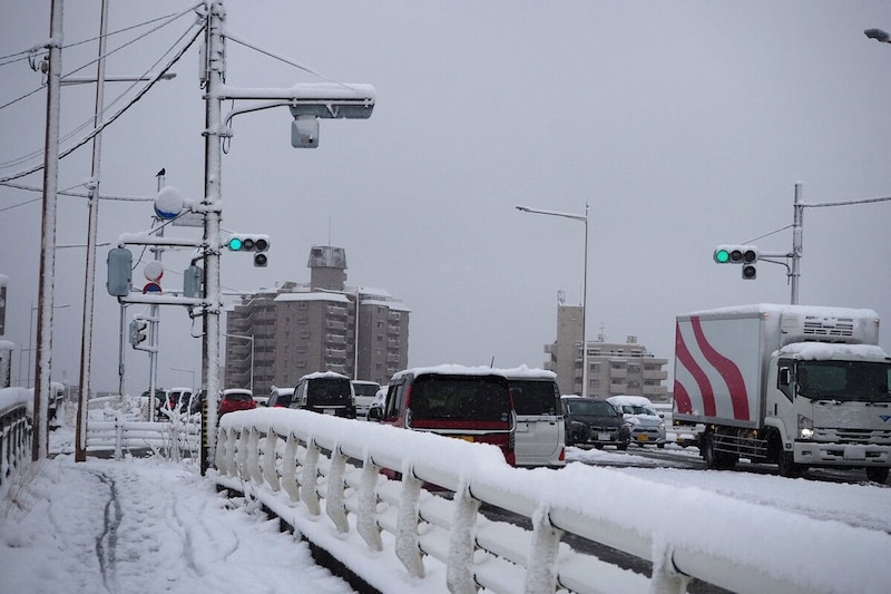 橋の上だけ凍っていることはあるし、風が強いこともある。周囲や路面を意識した運転を心がけたい。