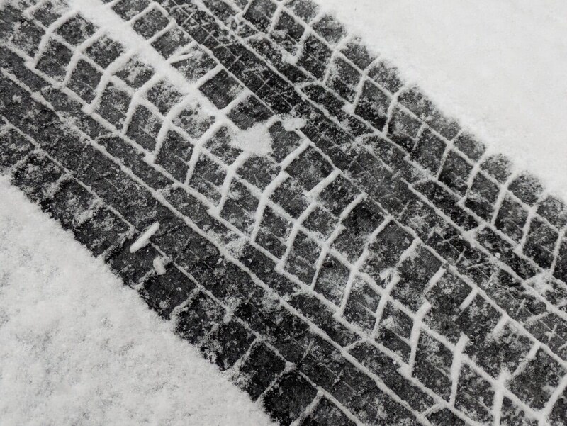 路面上の水分を取り除き、細かい溝で路面にしっかり食いつくのがスタッドレス。夏タイヤには無理な性能だ。