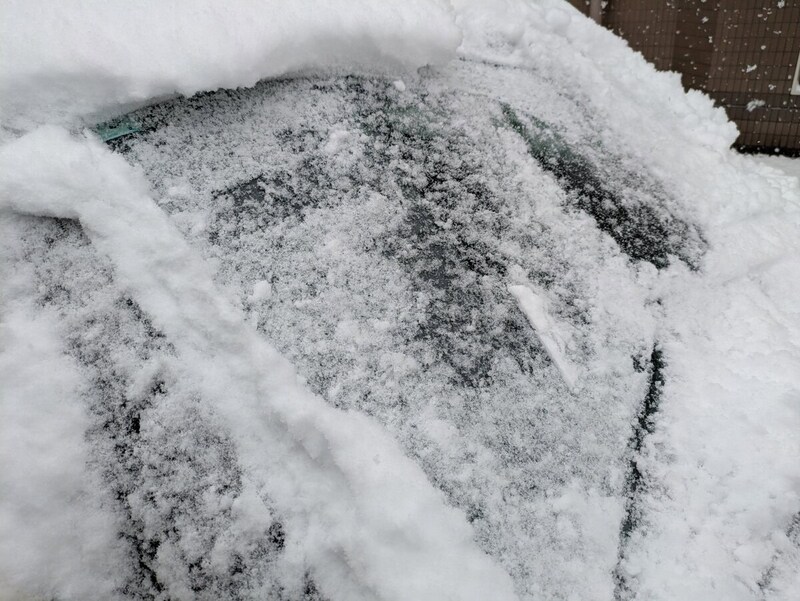 ガリガリでちょっとやそっとでは落ちない。熱湯は不可で、エンジンをかけてヒーターをデフォッガー(窓に当てる)も割れる可能性があるので厳禁。ヌルいお湯でゆっくり解かす。
