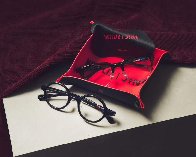 トレーになるオリジナルメガネケースとメガネ拭きを付属