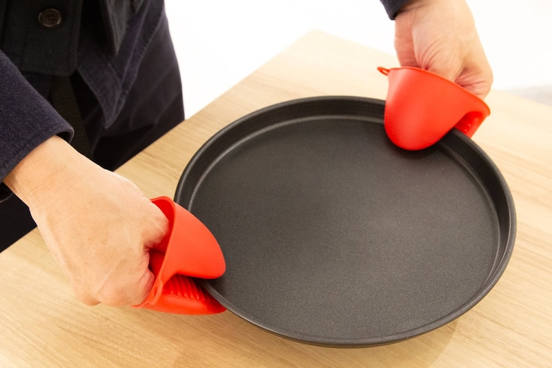 特大タイプはブランド史上最大級の大きさ直径265mmで、専用の鍋つかみ付き