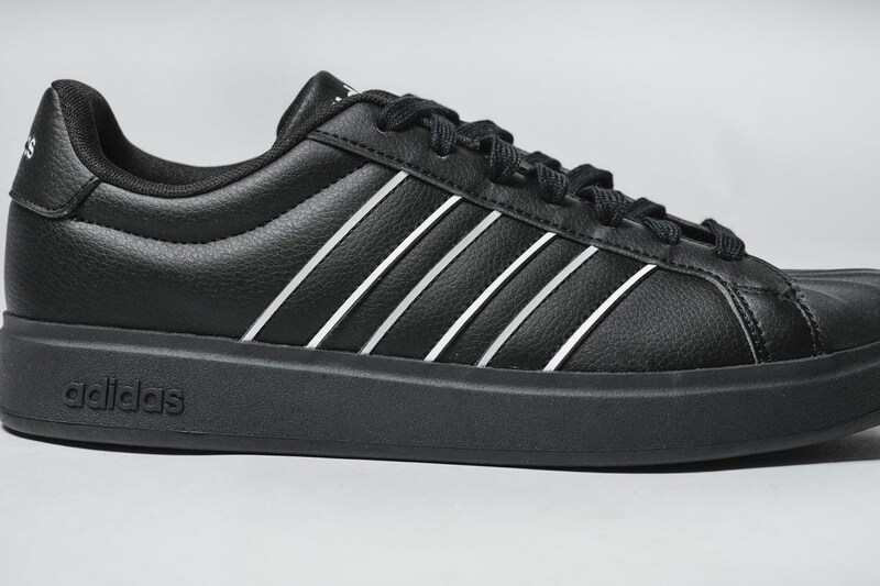 アイコニックなスリーストライプス