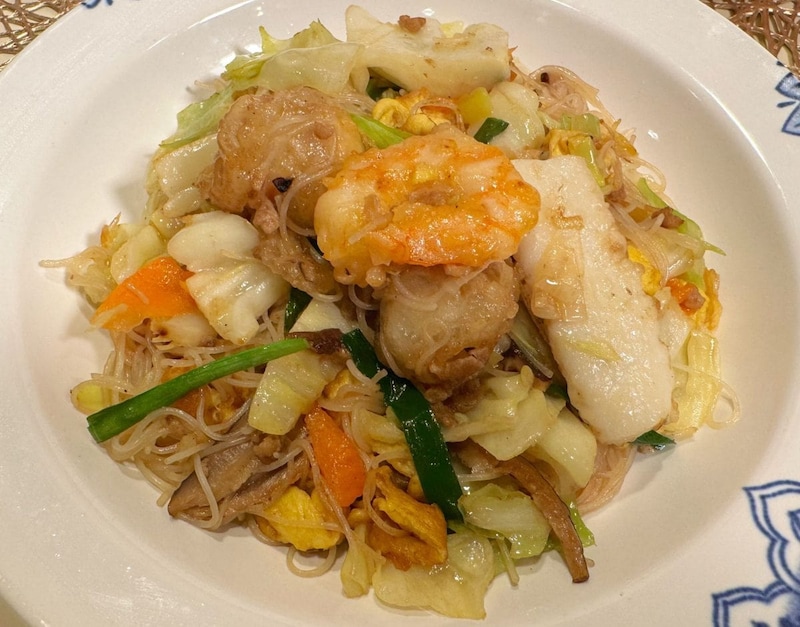 ゴロっと具材たっぷりの本格派「海鮮焼ビーフン」