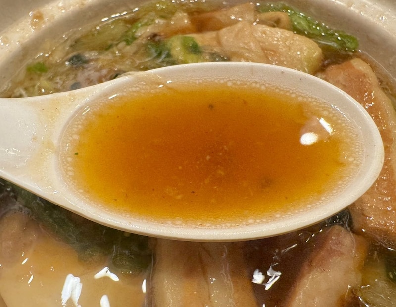 すっきりとした醤油ベーススープ