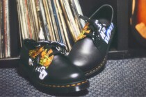 【ドクターマーチン】メタル界BIG4の一角「メタリカ」との最強コラボ降臨！パスヘッドのアートを纏った限定モデルが熱い