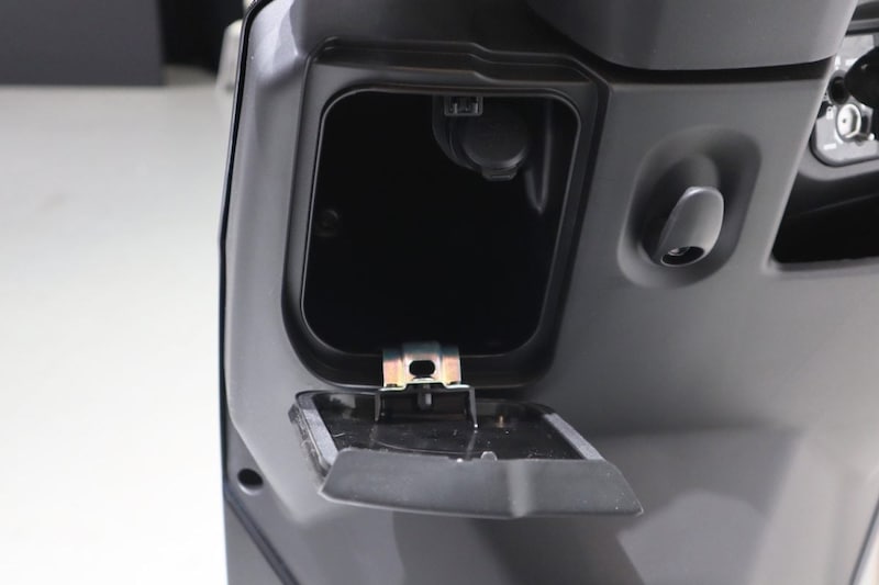 ハンドル左下には500mlのペットボトルが入るインナーラックにはUSB-Type-Aソケットも装備されている