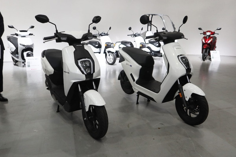 2台を並べて見比べるとデザインの違いが分かる。向かって左側が「ICON e:」で右側が「EM1 e:」