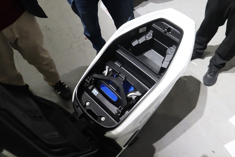 「EM1 e:」はシート下にバッテリーが搭載されてい流ので、荷物スペースは最小限
