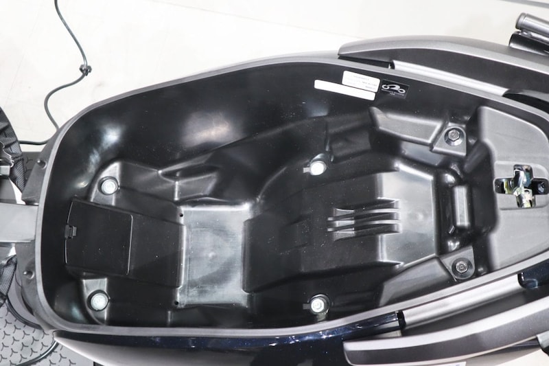 シート下の大容量（26L）のラゲッジスペースは便利で使える装備