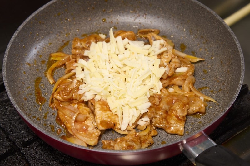 「サントリー生ビール」に合う肉つまみ「チーズポークチャップサイドダウン」